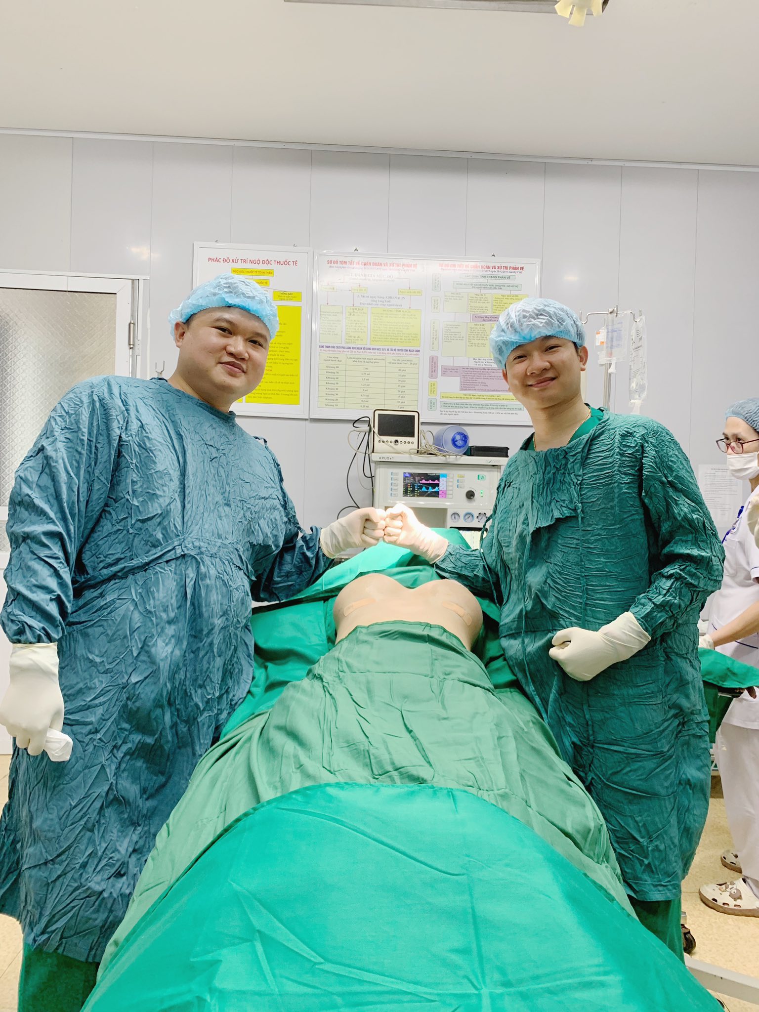 Bác sĩ Hứa Quang Thịnh trong phòng mổ